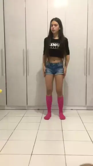 menina de 13 anos dançando funk de biquíni | Disco ...| Kwai